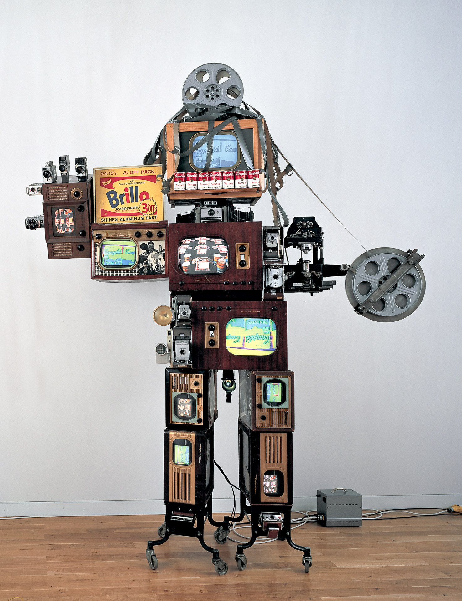 Abb. 1-2: Nam June Paik, Andy Warhol Robot, 1994 Kunstmaterial für Schüler: 