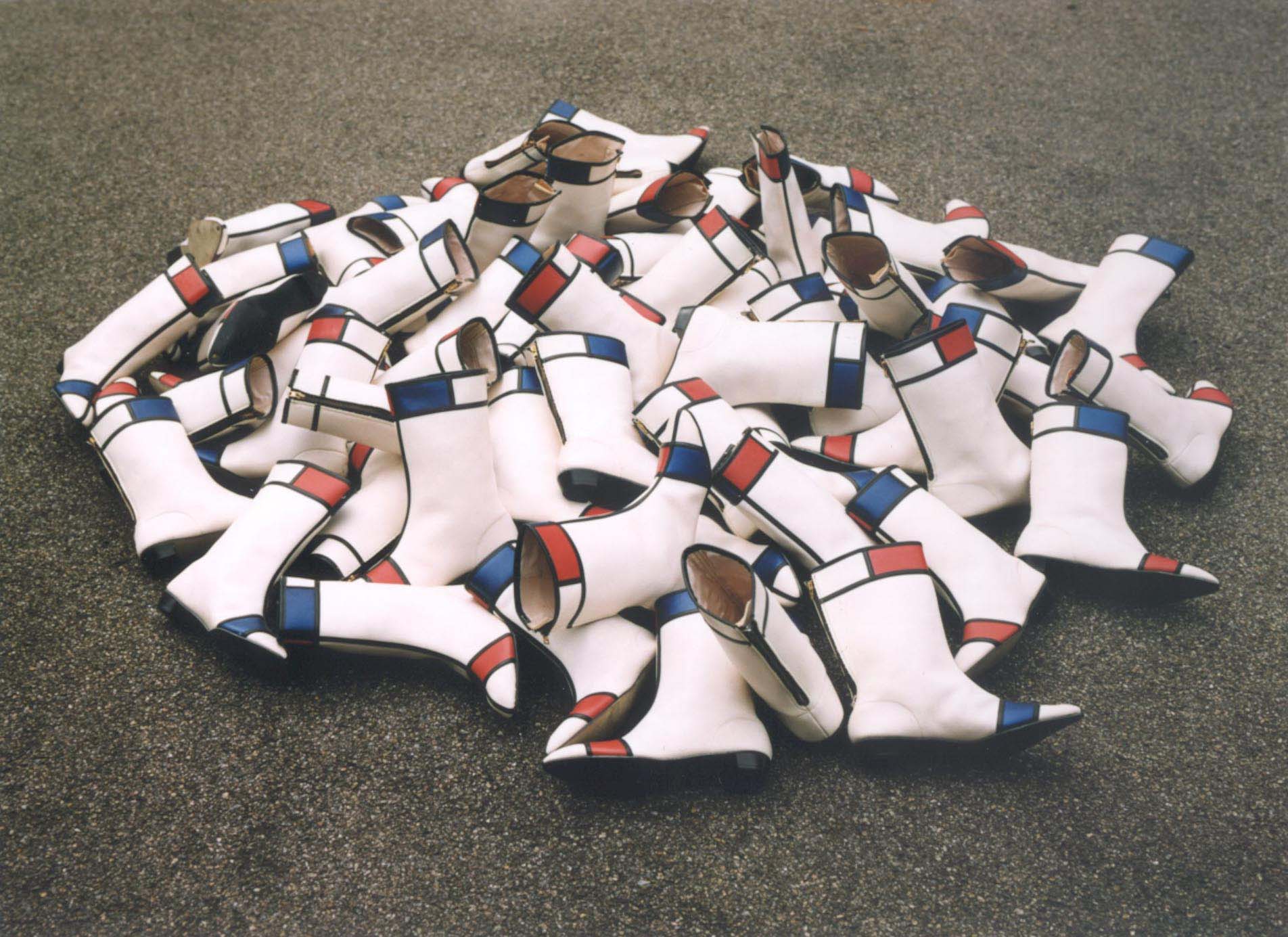 Abb. 6: Sylvie Fleury, <em>Mondrian Boots</em>, 1992, Stiefel, Installationsmaße variabel Sammlung FER Collection, © Sylvie Fleury, Foto: Ursula Engler Kunst im Unterricht